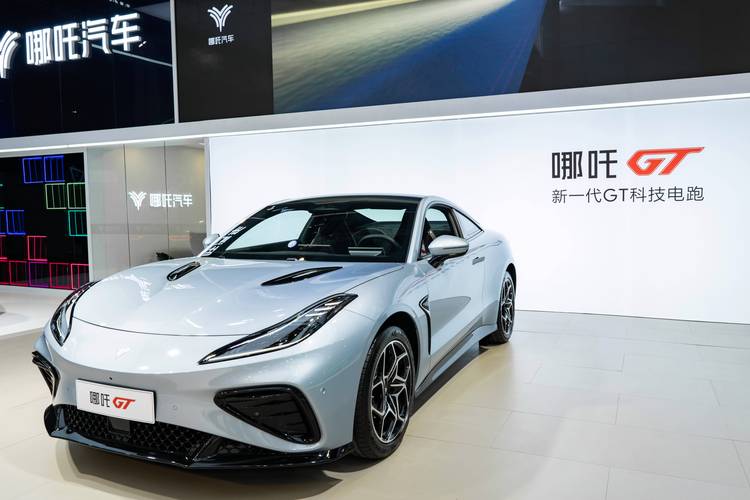 广州305哪吒汽车在智能汽车领域的表现，领途汽车在新能源汽车市场中的影响力